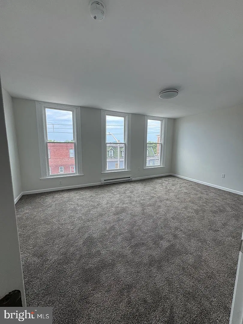 3 bed, 1.0 bath, 700 sqft, $1,100 — Photo 4