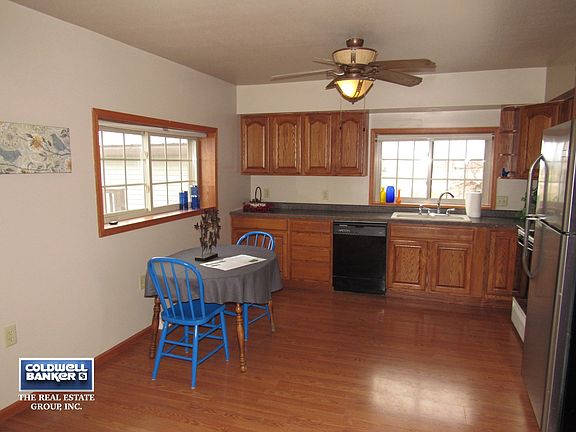eat-in kitchen