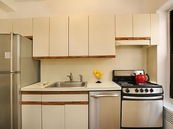 5th image of 230 Park Pl APT 3D