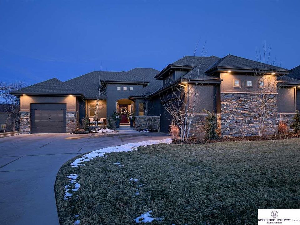 1st image of 609 S 198th St
