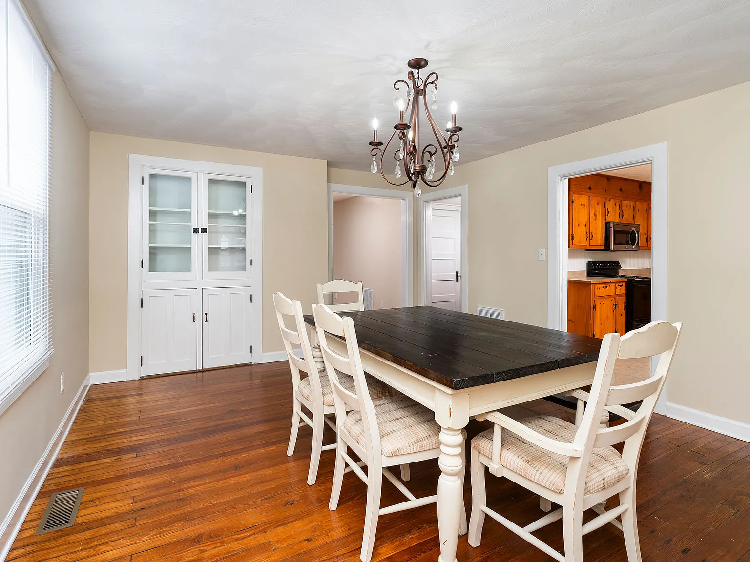 4 bed, 2255 sqft, $1,745 — Photo 3