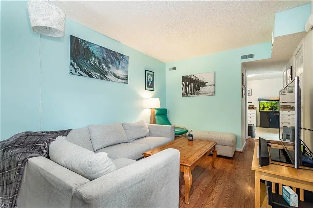 521 Barberton Dr — Photo 4