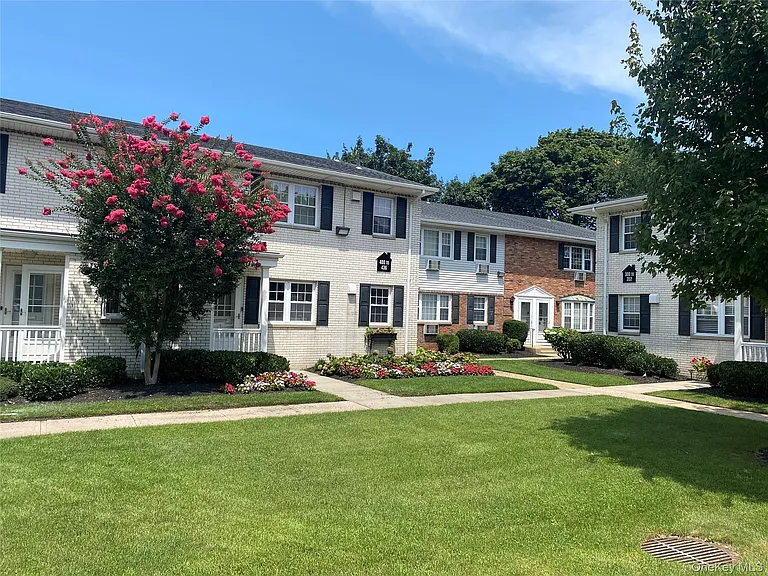 212 Kensington Ln — Photo 1