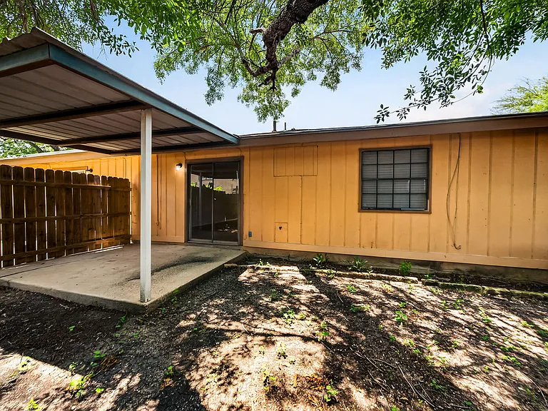 208 Bexar Dr — Photo 31