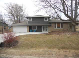 8536 N Pelham Pkwy, Bayside, WI 53217