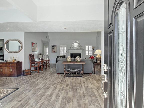 3rd image of 440 Crescent Dr