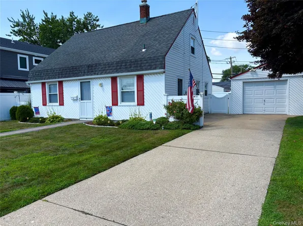 18 Heather Lane, Levittown, NY 11756