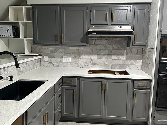 3rd image of 613 N Valderas St