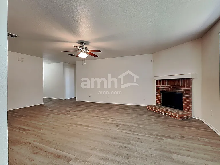 1421 Englewood Dr — Photo 7