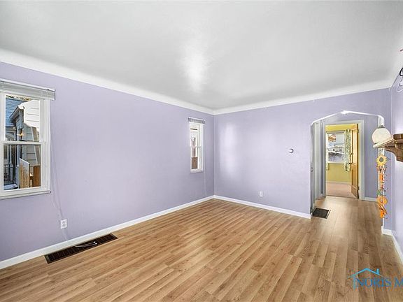 3rd image of 943 Wright Ave