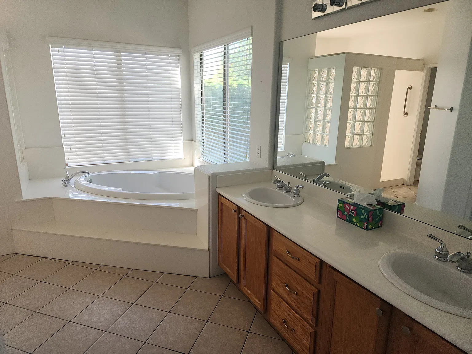4 bed, 2500 sqft, $3,000 — Photo 4