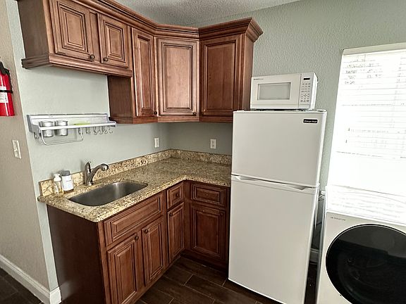 5th image of 207 E Kaley St #B