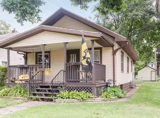 946 Center Point Rd NE, Cedar Rapids, IA 52402