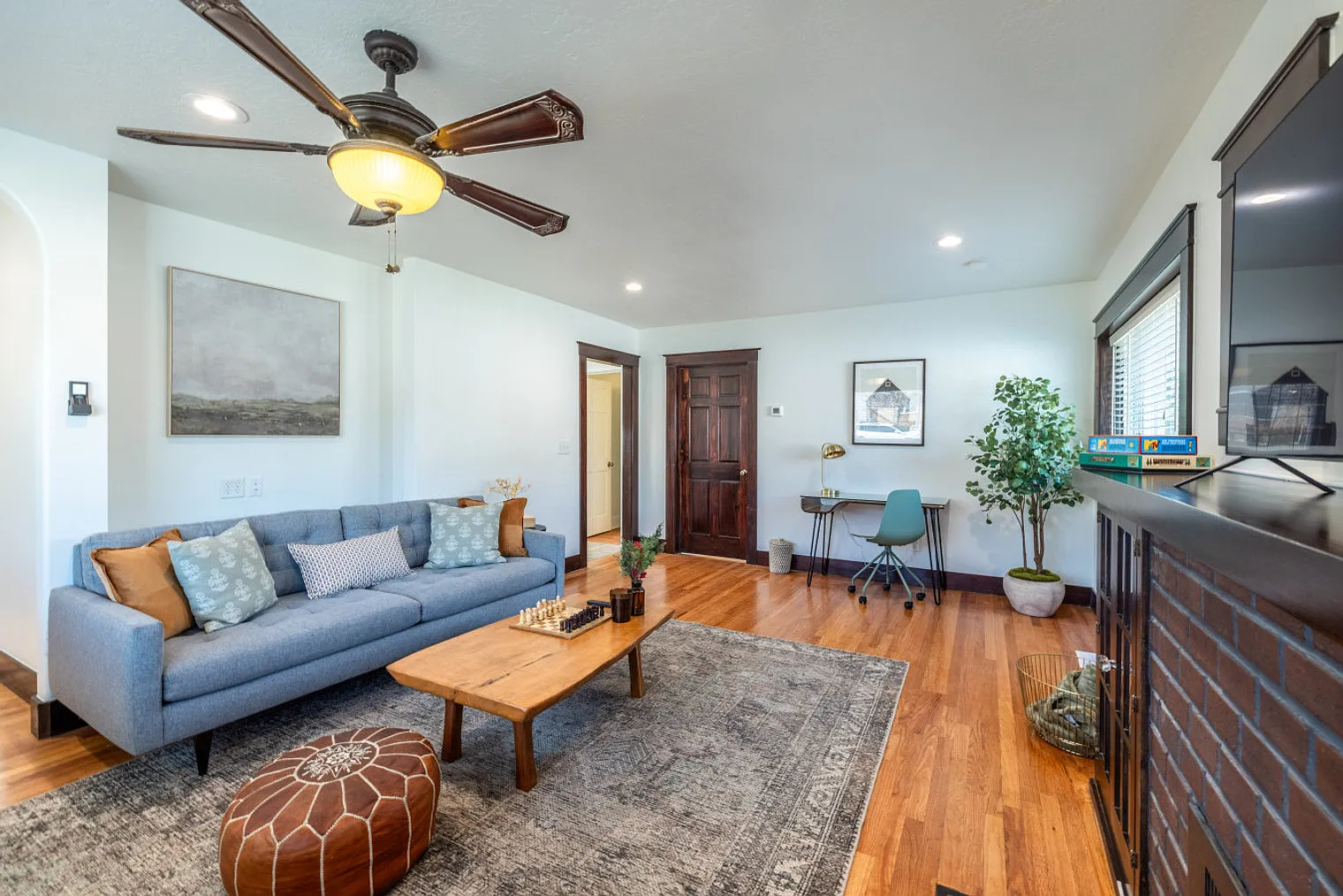 4 bed, 2.0 bath, 2152 sqft, $3,958 — Photo 4