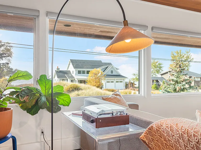Main living room with views to the lake
