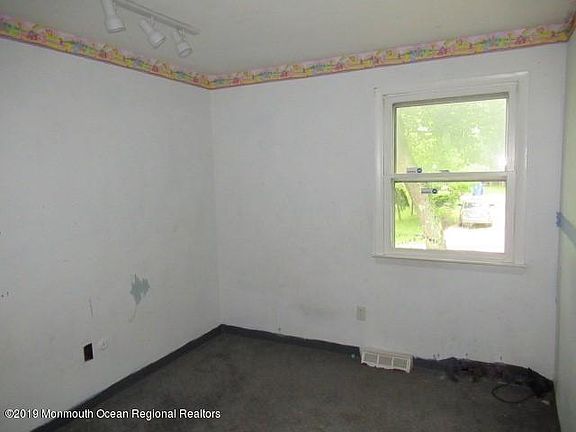 3rd image of 558 Larch Ave