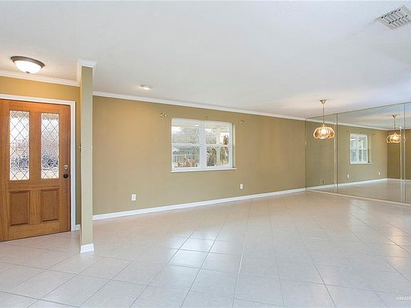 4th image of 618 Daffodil Ave