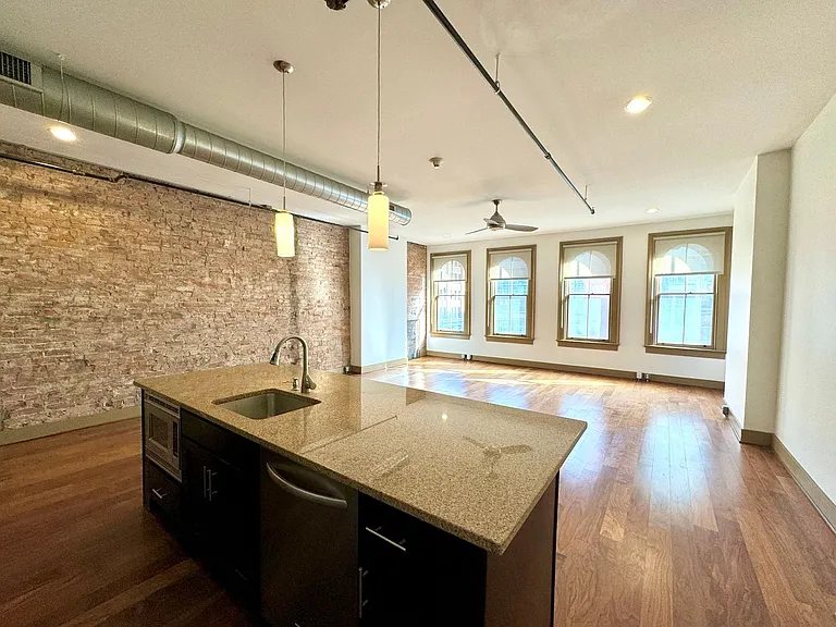 641 Walnut St Apartments — Photo 21