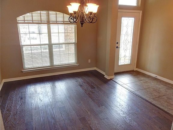 4th image of 725 Willow Wood Dr