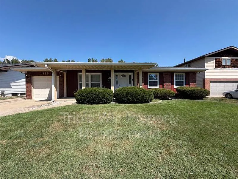 3 bed, 2.0 bath, 1066 sqft, $1,650 — Photo 2
