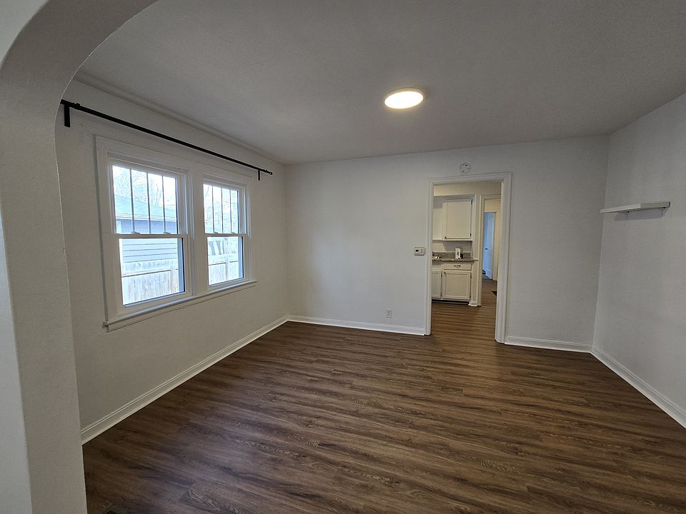 Dining room into kitchen