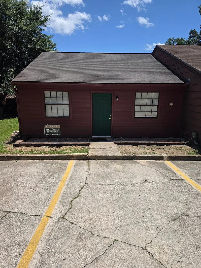 Cozy and Newly Renovated 2-bedroom, 1-bath townhome Close to Campuses! — Photo 1