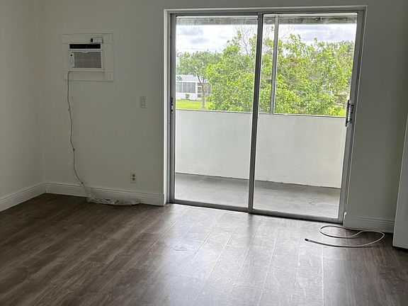 4th image of 218 Windsor J