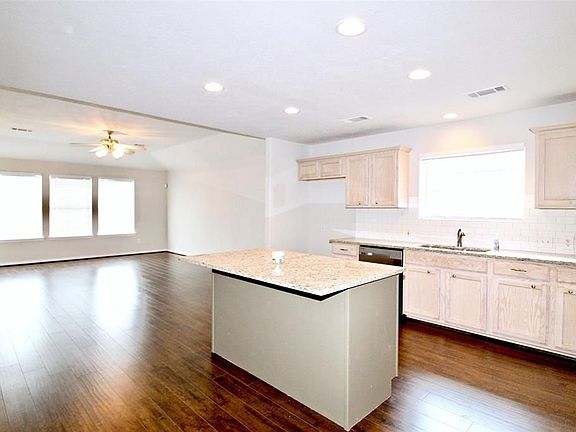 5th image of 3111 Stratford Bend Dr