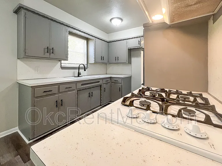 1900 N Mitchell Dr — Photo 9