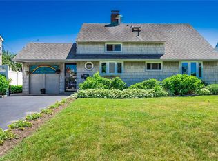 14 Gleaner Ln, Levittown, NY 11756
