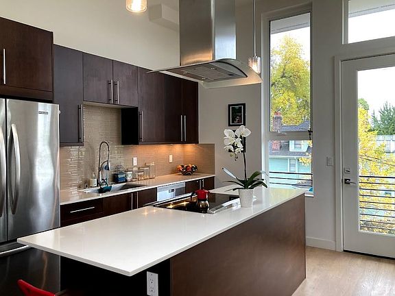 Modern kitchen. Easy to keep clean and energy efficient. I love the induction stove and large oven. Cook while absorbing views of the city and the mountains!