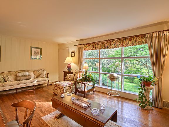 2nd image of 2201 Harden Cir