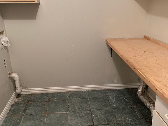 4th image of 442 Freddie St