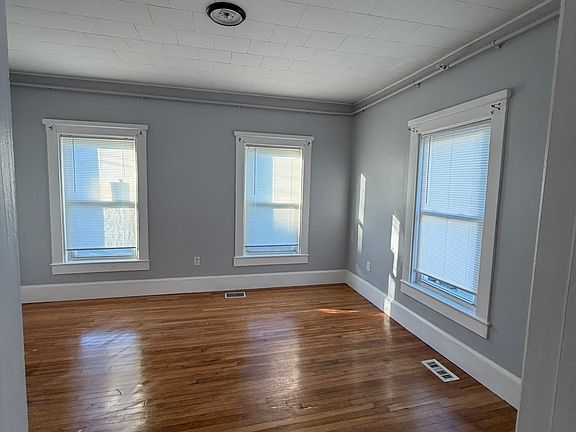 5th image of 140 Spring St