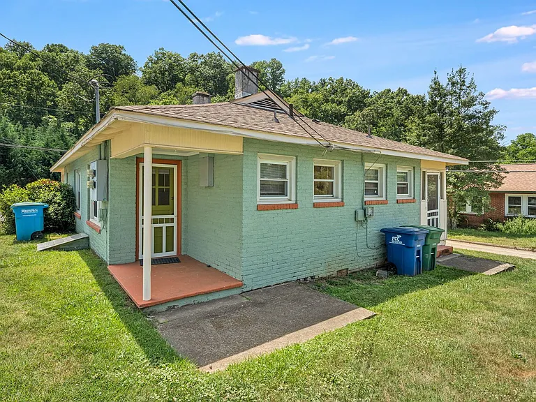 303 Dennis St — Photo 28