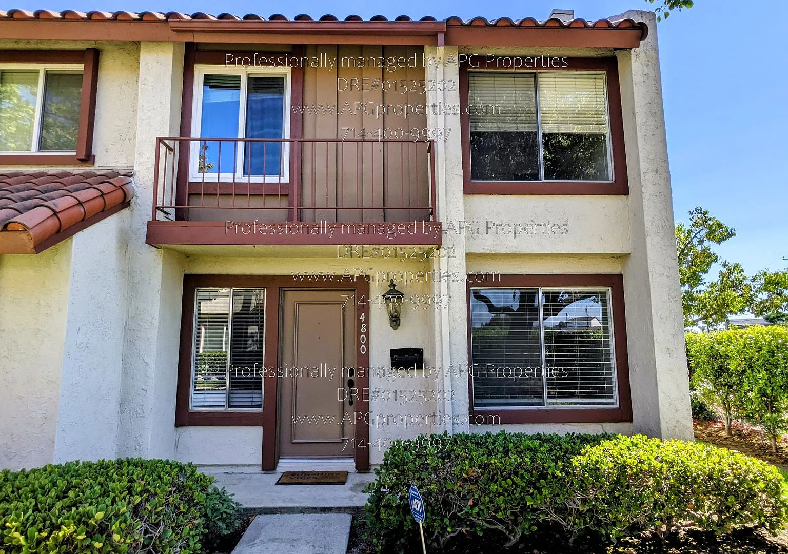 Newly updated 3 bedroom / 2.5 bathroom townhouse with 2 car garage in Buena Park — Photo 1