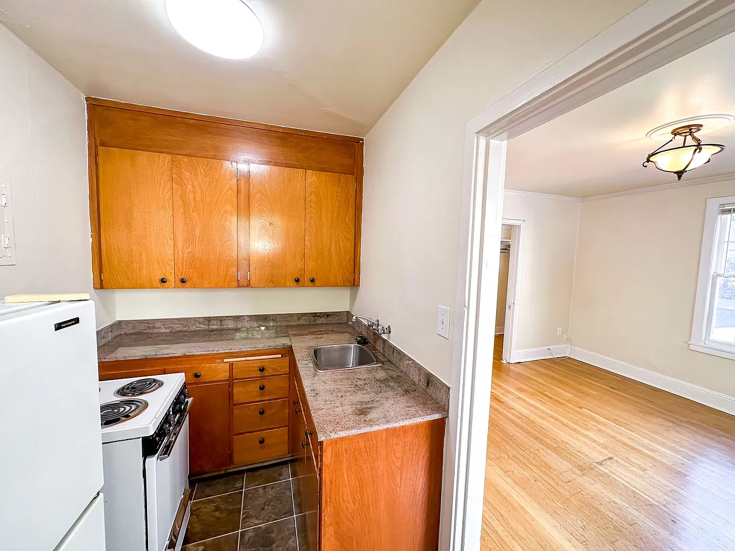 Embassy Apartments — Photo 4