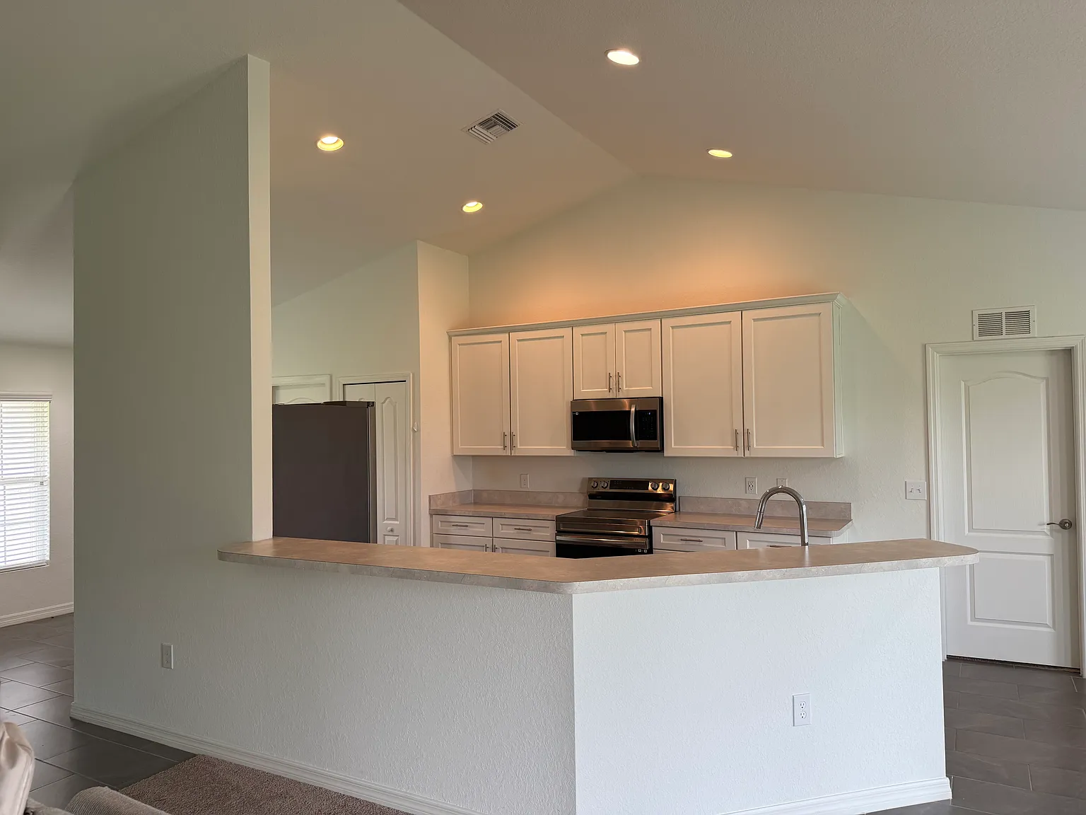 3 bed, 1776 sqft, $2,400 — Photo 2