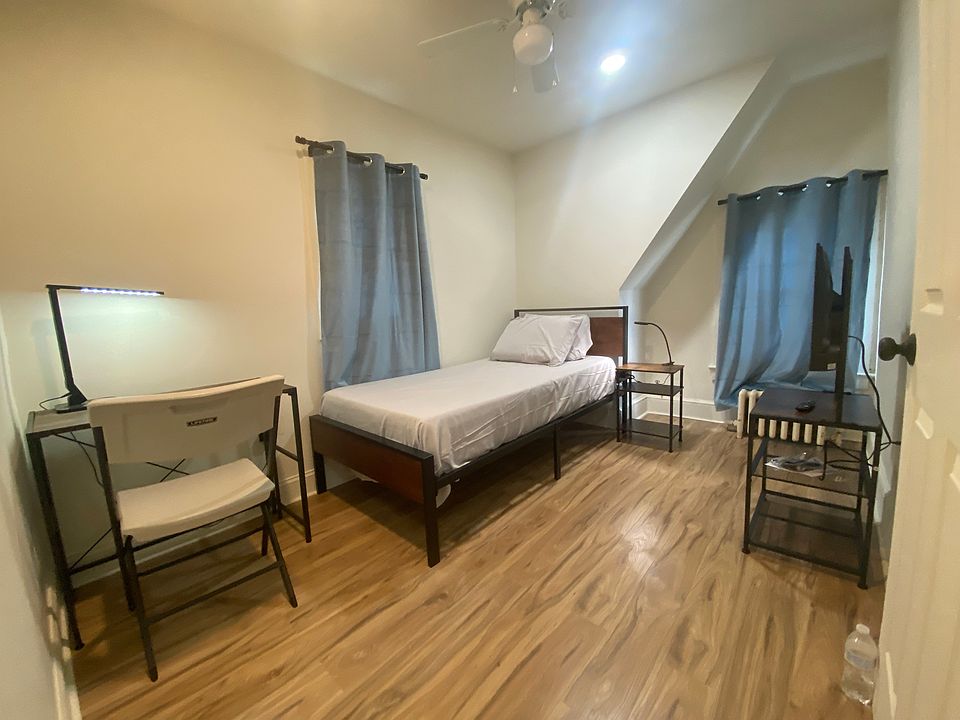 2nd image of 2401 Shirlington Rd