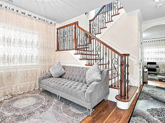 2nd image of 1520 50th Street NE