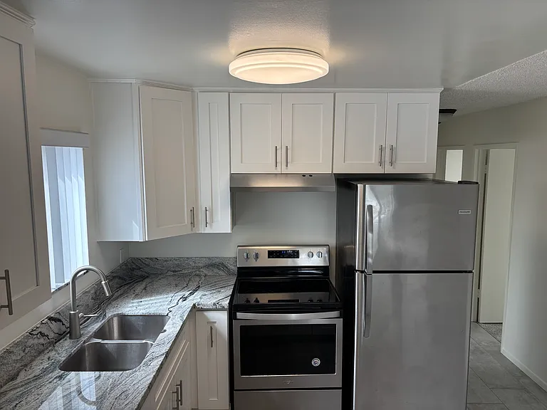 1004 Ocean Ave #A — Photo 2