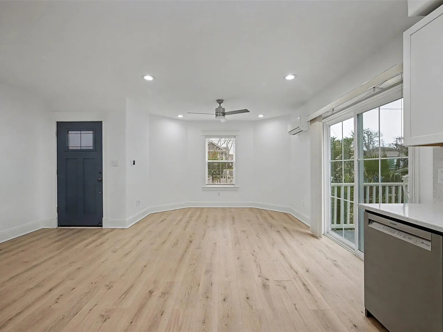 2 bed, 1.0 bath, 875 sqft, $1,900 — Photo 2