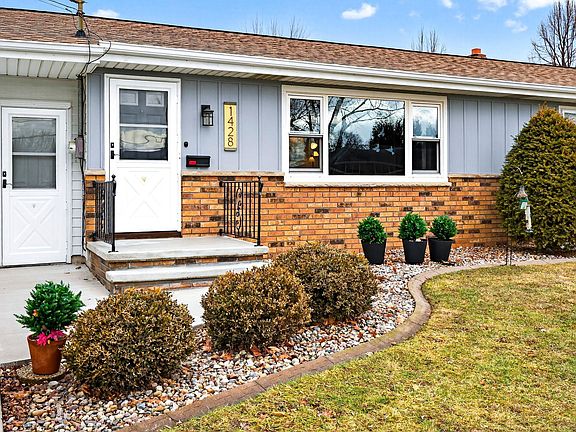 3rd image of 1428 E Pershing St