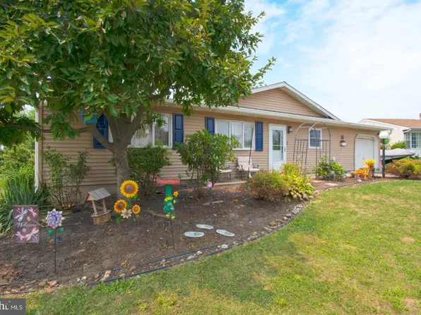 56 Gridiron Rd, Levittown, PA 19057