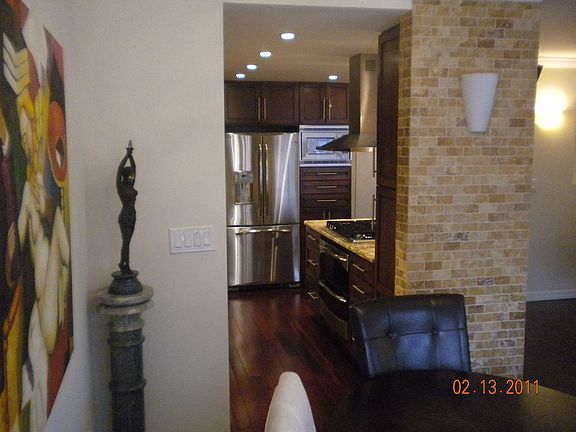 4th image of 320 E 54th St