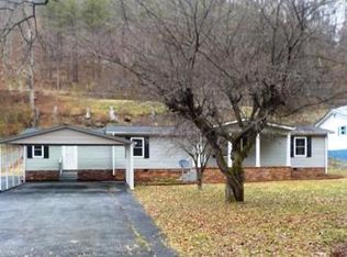 946 Grassy Br, Raccoon, KY 41557