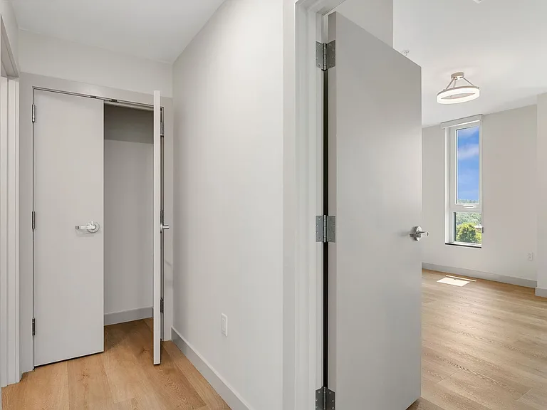 Bank Street Apartments at Burlington Square — Photo 11