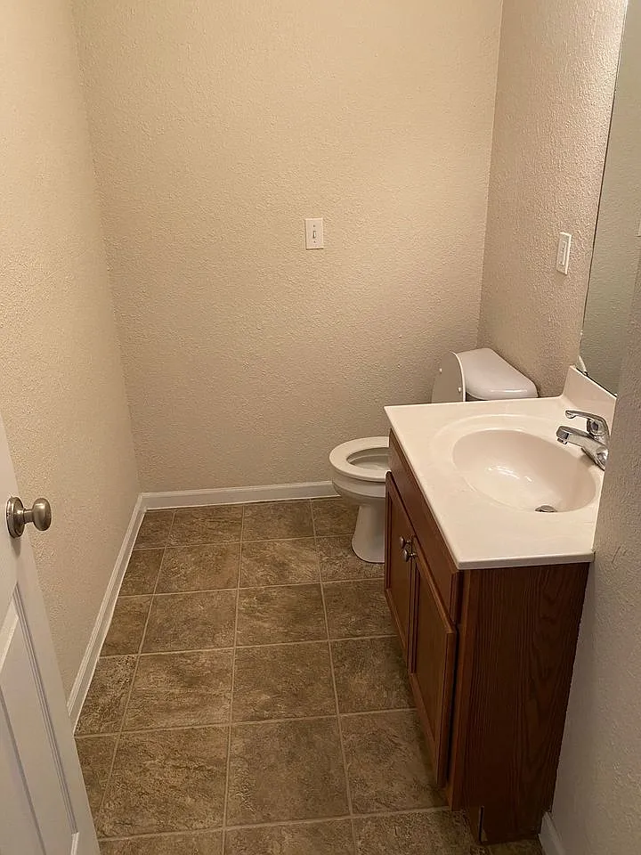 2 bed, 2.5 bath, 1100 sqft, $950 — Photo 4
