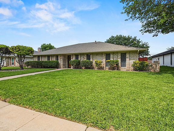 2nd image of 2909 Las Palmas Ln