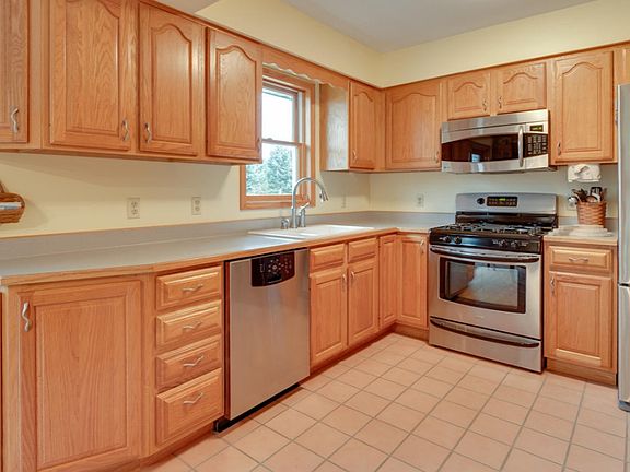 4th image of 845 Poplar Ln